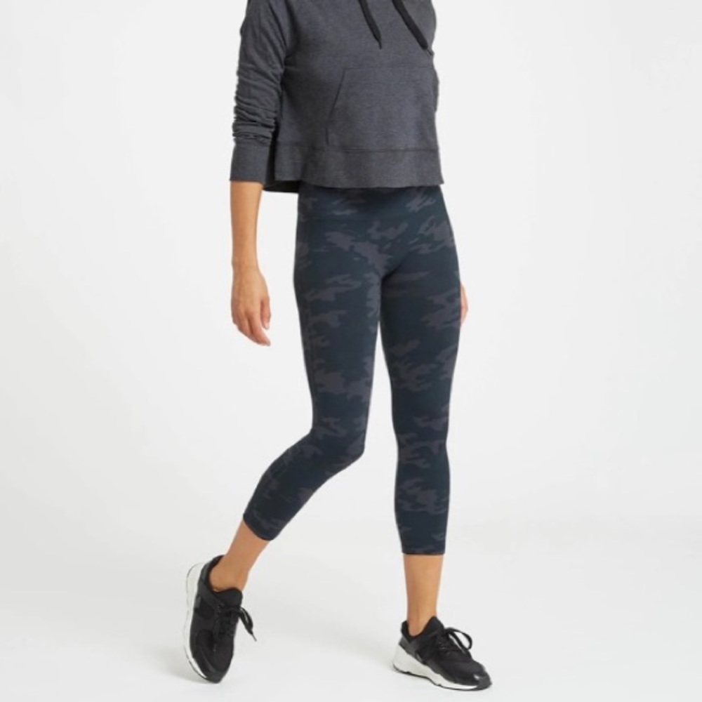 Spanx Seamless Cropped Leggings Black Camo Size Small